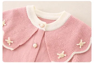 Detail der Strickstrampler für Babys mit rosa Textur und floralem Kragen