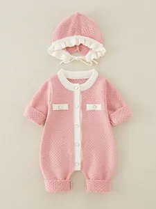Set pagliaccetto in maglia rosa per neonato con cuffia coordinata e bottoni dorati