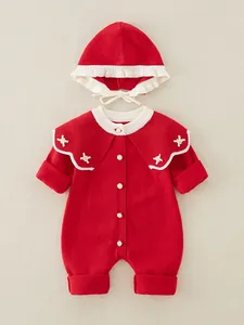 Roter Baby Strick-Strampler mit weißem Rüschenkragen und passender Mütze im Set