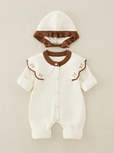 Gestrickter Baby-Strampler mit Stickerei und passender Haube in Creme und Braun