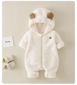 Dettaglio tutina neonato con cappuccio in pile crema con orecchie 3D e zip frontale