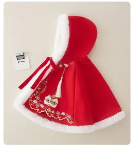Detalle de la capa roja de invierno Hanfu con ribete de piel y bordado tradicional