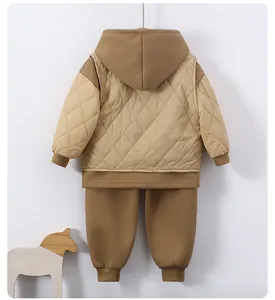 Dettaglio del set gilet con cappuccio trapuntato e pantaloni per bimbo in toni kaki
