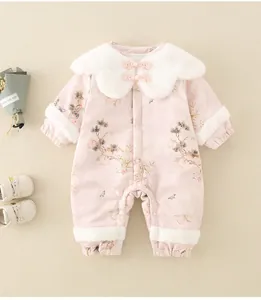 Detail von gestepptem Baby-Einteiler mit Kunstfellkragen und traditionellem Knoten