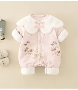Detail eines rosa gesteppten Neugeborenen-Jumpsuits mit Pelzkragen und Chinaknoten