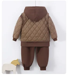Dettaglio della giacca con cappuccio trapuntata e pantaloni per bambini appesi