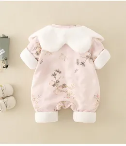 Details des rosa Baby-Winter-Stramplers mit Plüschbesatz und traditionellem Blumenmuster