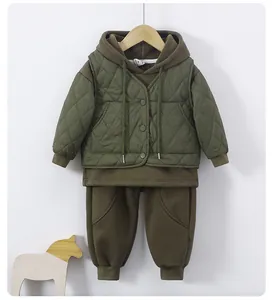Completo invernale 3 pezzi da bambino con gilet trapuntato e felpa con cappuccio