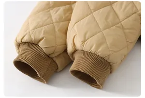 Dettaglio della manica trapuntata kaki con polsini in maglia antivento per bambini