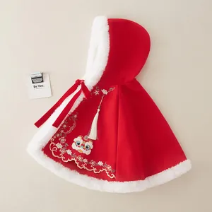 Capa con capucha roja para bebé con bordado chino y ribete de piel sintética suave