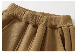 Dettaglio dei pantaloni in maglia a nido d'ape per bambini con vita elasticizzata