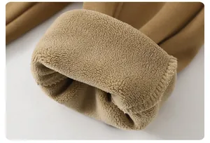 Dettaglio del polsino della giacca kaki con spessa fodera in pile per il calore