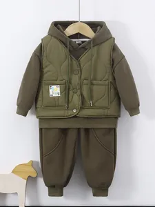 Completo invernale tre pezzi per bambini con gilet trapuntato verde militare e felpa