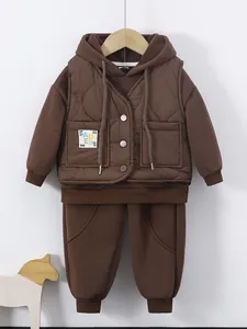 Completo tre pezzi marrone con gilet trapuntato e felpa con cappuccio per bambini