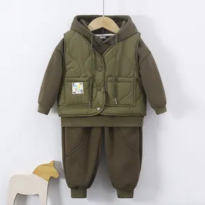 Dettaglio completo del set 3 pezzi per bambini con gilet trapuntato e felpa