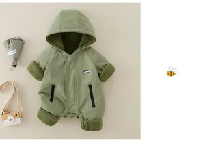 Dettaglio della tutina invernale per neonati con fodera in pile e logo ricamato