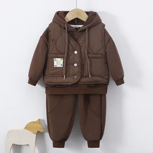 Dettaglio del set invernale da bambino 3 pezzi con gilet trapuntato e felpa con cappuccio