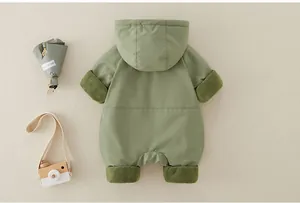 Vista posteriore di una tutina neonato verde oliva antivento con calda fodera in pile