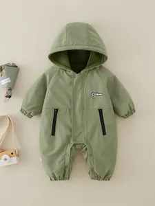 Tutina neonato verde imbottita con cappuccio in materiale antivento e termico caldo