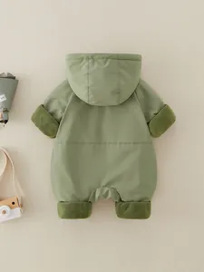 Tuta neonato verde oliva con cappuccio e fodera in pile caldo su sfondo neutro testurizzato
