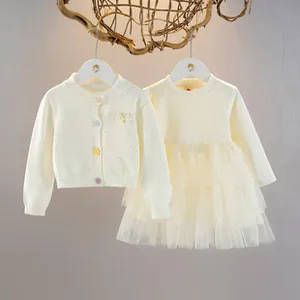 Dettaglio completo di vestito da principessa per bambina con cardigan e gonna in tulle