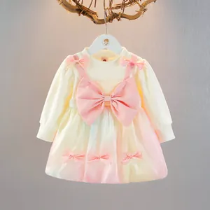 Dettaglio vestito da festa per bambina con grande fiocco rosa e maniche a costine