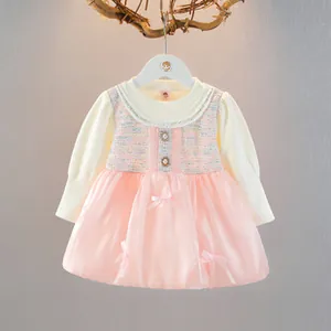 Dettaglio dell'abito da principessa per neonata con tweed e gonna in tulle rosa e fiocchi