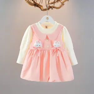 Dettaglio dell'abito da principessa per neonata con colletto neonata e coniglietti