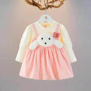 Dettaglio vestito neonata con decorazione coniglietto 3D e grazioso fiocco a quadri