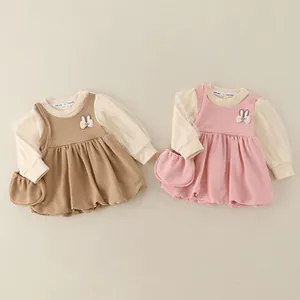 Dettaglio completo di set due pezzi per bambina con toppa a coniglio e borsa abbinata