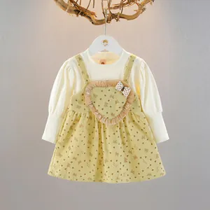 Dettaglio completo due pezzi neonata con abito floreale e applicazione a cuore