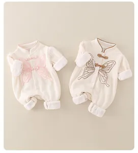 Détail de la barboteuse en coton pour bébé avec col chinois et motifs papillons