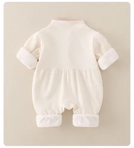 Détail d'un barboteuse en coton pour bébé avec texture gaufrée et manches bouffantes
