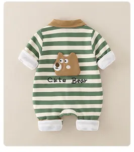 Dettaglio di pagliaccetto a righe per neonati con toppa a orso 3D e ricamo Cute Bear