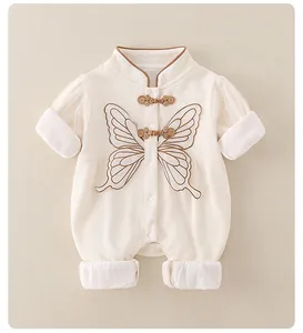 Détail du body bébé crème en maille gaufrée avec manches bouffantes en tulle à pois