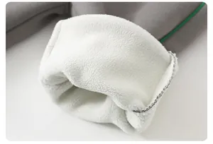 Λεπτομέρεια της επένδυσης fleece και γκρι ύφασμα με πράσινη διακοσμητική ρίγα στο πλάι