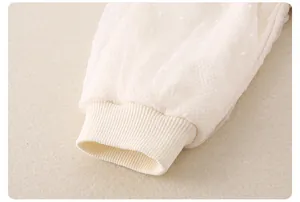 Détail du poignet en maille et tulle à pois pour barboteuse de nouveau-né fille