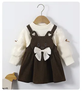 Dettaglio completo bambina con abito in velluto a coste, ricamo a coniglio e maniche in mesh