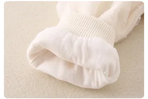 Détail des poignets en coton côtelé avec bordure en dentelle mesh pour bodys de bébé