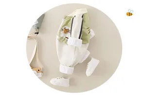 Detail der Baby-Farbblockjacke mit 3D-Cartoon-Löwen-Aufnäher und Reißverschluss