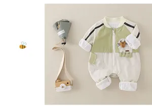 Detail eines Baby-Stramplers mit 3D-Löwen-Stickerei und Reißverschluss im Farbkontrast