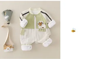 Detail von Baby-Strampler mit Löwen-Aufnäher und grün-beige Farblock-Design