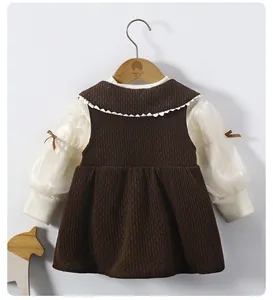 Detailansicht Mädchen Cord-Trägerkleid in Braun mit Spitzenkragen und weißen Ärmeln