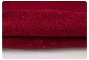 Dettaglio dell'abito da bambina con fodera in pile e tessuto a maglia rosso scuro