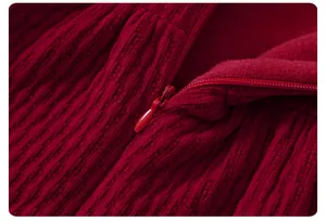 Dettaglio in maglia a coste rosso scuro con fodera in pile e cerniera a scomparsa tono su tono