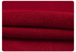 Detailaufnahme des weichen roten Fleece-Stoffs für festliche Mädchenkleider zum Neujahr