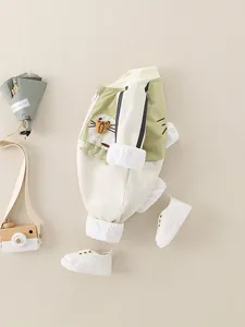 Winddichter Baby-Einteiler mit Löwenmotiv in Grün und Beige mit weichen Schuhen