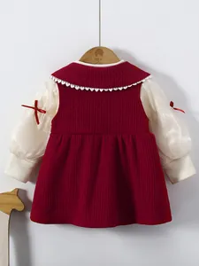 Neujahrs-Mädchenkleid in Burgunderrot mit weißem Spitzenkragen und Tüllärmeln