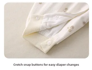 Detail der Baby-Einteiler mit Vintage-Rosenmuster und Druckknöpfen zum einfachen Wickeln