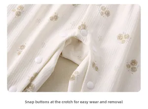 Detail der Druckknöpfe im Schritt zum einfachen Anziehen bei floralen Baby-Stramplern